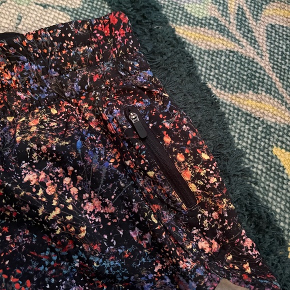 Lululemon Flowerescent Tracker Short Size 8 - Picture 3 of 6